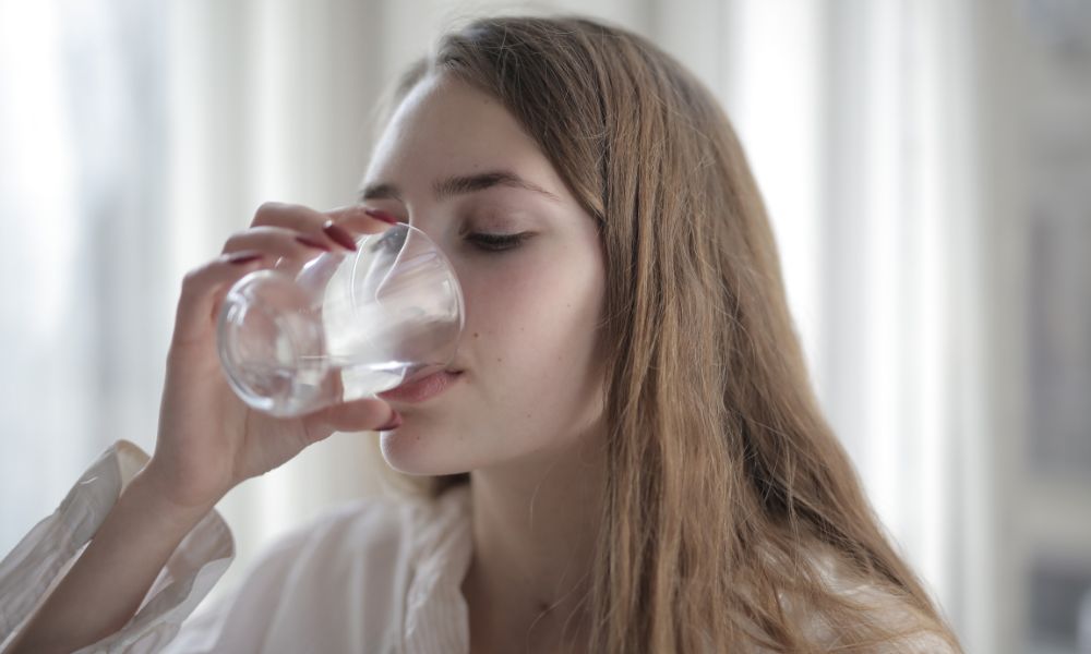 水を飲む健康な女性